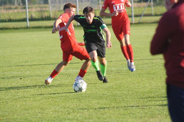 Ernsthofen-Kapitän Julian Elias Obermayr (r.) muss mit seinem Team zur Winterpause um den Klassenerhalt zittern.