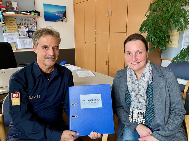 Bezirkspolizeikommandant Kurt Möschl und Sicherheitsbeauftragte Marion Herzog (Kriminalprävention) in der Polizeiinspektion Zell am See.