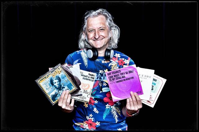 Trotz eines schwierigen Jahres hat "Sir" Oliver Mally das Lachen nicht verlernt. Im Frühjahr erschien eine Platte, die beste Bewertungen erhielt. | Foto: Christian Koschar