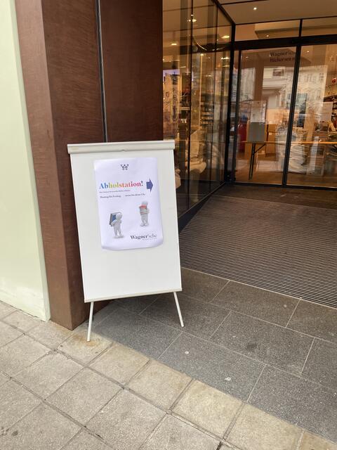 Geschäfte bieten Abholstationen.