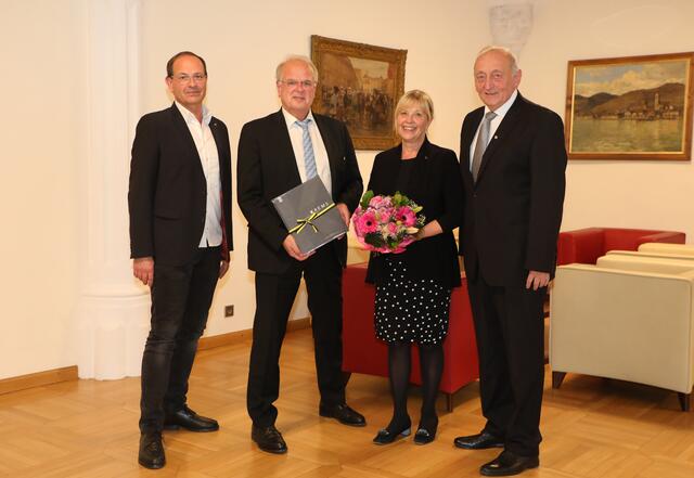 Bürgermeister Resch wünscht Judith Bauer alles Gute in ihrer neuen Funktion als Präsidentin des Kiwanis Club Krems. Karl Reiter (links) und Karl Klein (rechts) ergänzen das Führungsteam.