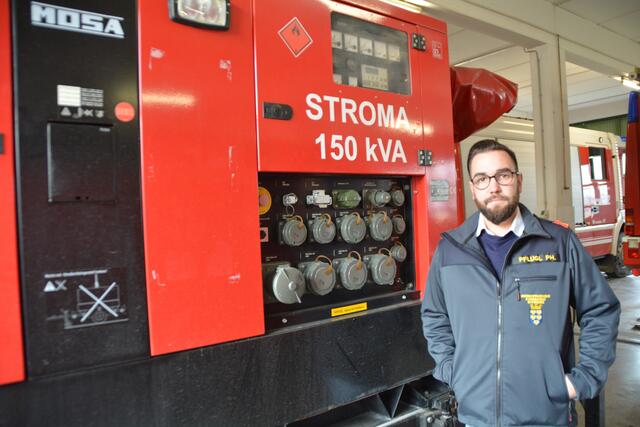 Wenn der Strom länger wegbleibt: Feuerwehrsprecher Philipp Pflügl aus Scheibbs gibt Auskunft, wie man am besten vorsorgen kann. | Foto: Roland Mayr