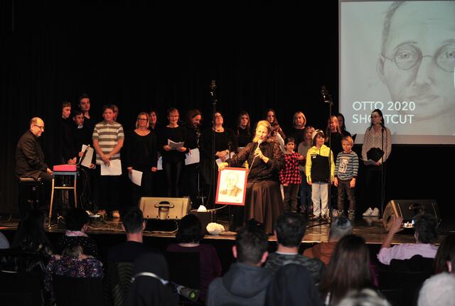 Junge Sängerinnen und Sänger unter der Leitung von Tanja Pedri auf der "Neururer-Bühne" in Götzens. | Foto: Hassl