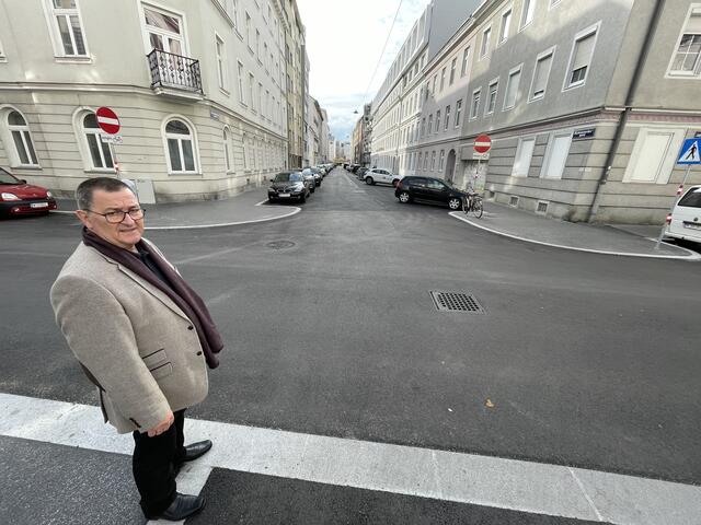 Bezirksvorsteher Hannes Derlfer in der sanierten In der Greiseneckergasse. Hier sollen Gehsteigvorziehungen für mehr Sicherheitsorgen. Zudem will man mit Baumscheiben die Aufenthaltsqualität und das Klima verbessern.