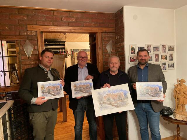 Lions-Präsident Gregor Koinig, Karl Schwabe, Günter Moser und Lions-Sekretär Dieter Rabensteiner (von links) präsentieren die neuen Adventkalender. | Foto: Privat