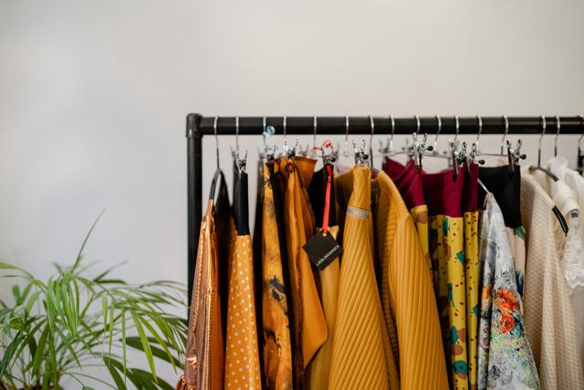Die Kleiderständer sind nicht nach den Designerinnen oder Modelabels sortiert, sondern nach Farben.