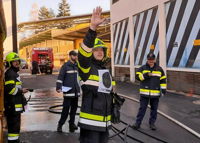 16 Feuerwehrmitglieder legten die Branddienstleistung erfolgreich ab. | Foto: BFVMZ/FF Wartberg