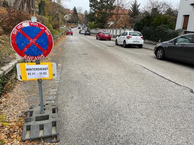 Am Sonntag ist die Situation entspannt, denn da werden in der Grünen Zone keine Gebühren eingehoben und die Anrainer parken "daheim". Unter der Woche weichen sie allerdings in die benachbarte Marchetstraße aus. Das wird jetzt durch die Reservierung einer Straßenseite für den Winterdienst erschwert. Um den Kauf eines Parkpickerls werden die Anrainer also wohl kaum herumkommen. 