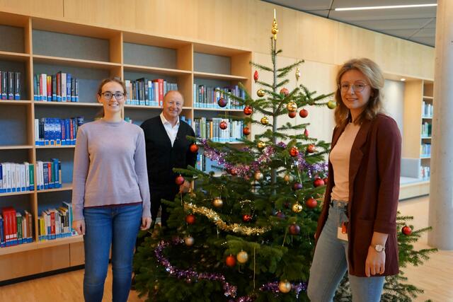Harry Prünster am IST Austria mit Zellbiologin Michelle Gallei und Entwicklungsbiologin Christina Artner (r.) | Foto: Sonja Eichholzer