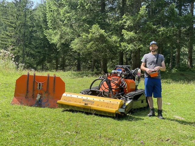 Innovativer steirischer Landwirt: Bernhard Fluch hat und seine selbst erfundene, ferngesteuerte Universalraupe.