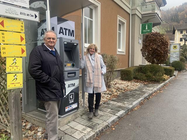 Siegfried Palle, Obmann Tourismusverband, und Andrea Hacker, Leiterin Tourismusbüro vor dem neuen Geldabhebeautomaten.