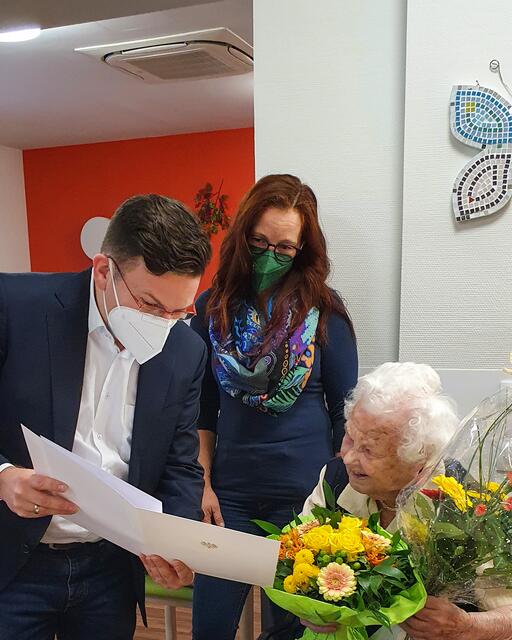 Die Meidlingerin Christine Krall feierte ihren 101. Geburtstag. Bezirksvorsteher Wilfried Zankl gratulierte.