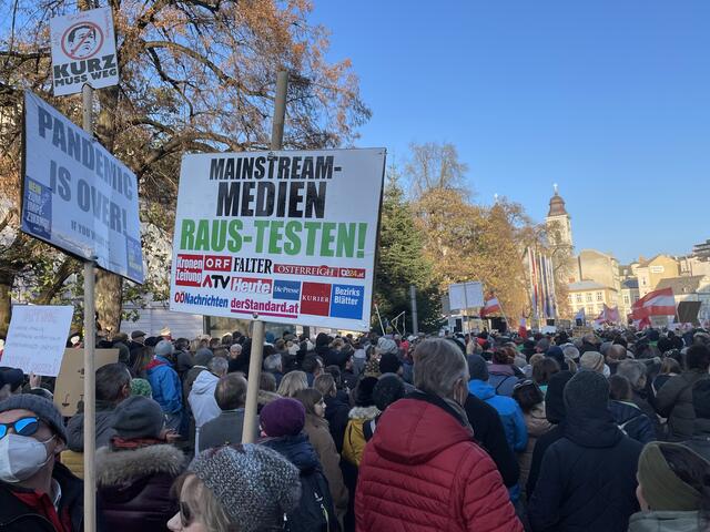 Rund 5.000 Personen versammelten sich vor dem Linzer Landhaus um gegen die Corona-Maßnahmen der Regierung zu protestieren. | Foto: BRS/Diabl