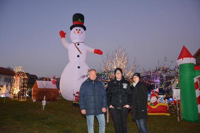 Stefan Wiesenhofer mit seinem Vater und seiner Schwester vor seiner Weihnachtswunderwelt in Obersaifen bei Pöllau.