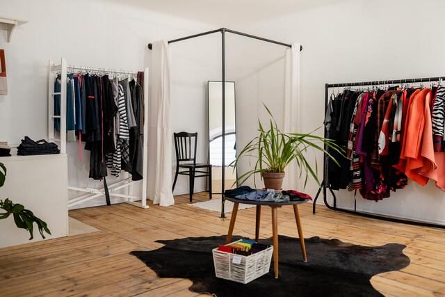 Während dem Lockdown können Kundinnen in der Boutique durch Click und Collect einkaufen. Sie wählen die Kleidungsstücke online aus und holen sie dann in der Worrelgasse ab.