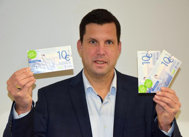 Bürgermeister Stefan Krapf, mit der zur Schnellhilfe bestens geeigneten Gmundner Lokalwährung. | Foto: Stadtgemeinde Gmunden