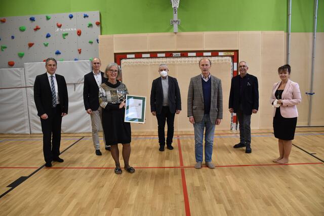 Jürgen Amon (Privatstiftung Sparkasse), Architekt Martin Kucher, Direktorin Karin Hnuta, Bgm. Walter Schmid (Ravelsbach), Bgm. Martin Gudenus (Hohenwarth), Bgm. Josef Klepp (Maissau), Bildungsdirektorin Brigitte Ribisch.