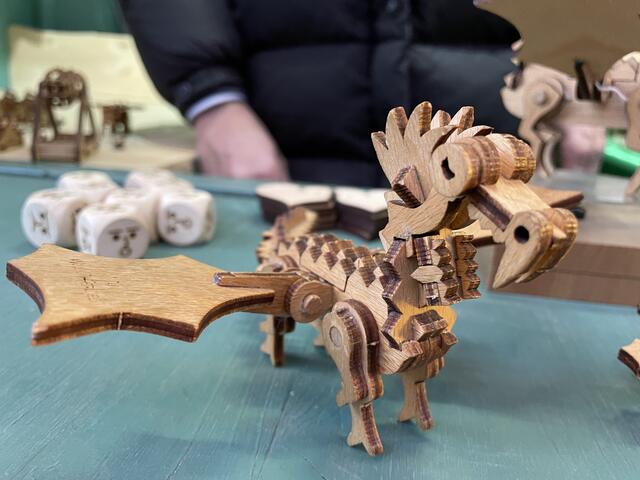Der kleine Drache wird mittels Bausatz selbst zusammengebaut und ist beweglich.