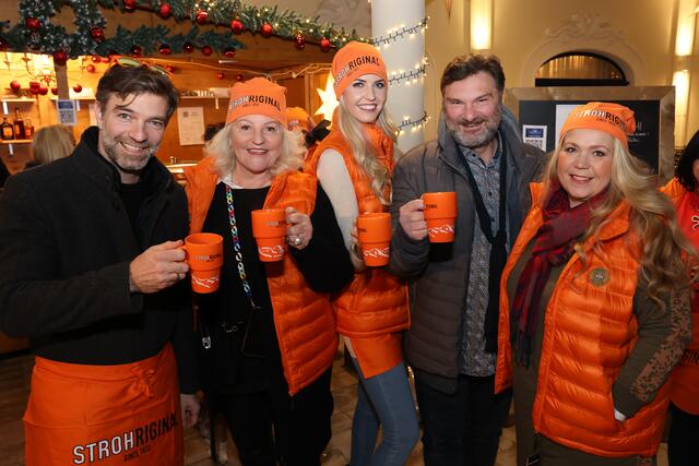 Beim Charity-Punsch des Vereins Wider der Gewalt (v.l.): Jakob Seeböck, Marika Lichter, Beatrice Körmer, Martin Leutgeb, Susanna Hirschler.  | Foto: Katharina Schiffl