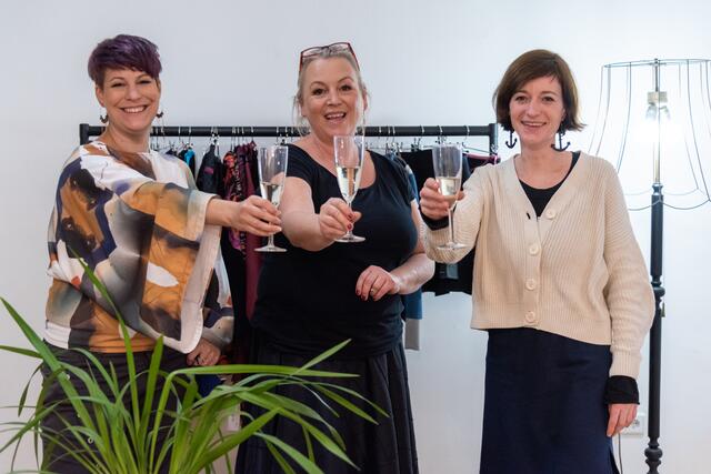 Die drei Designerinnen präsentieren ihre Modelabels in einer Boutique in der Worrelstraße.