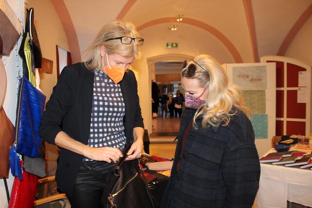Für Handtaschen von Mareika Gross interessierte sich ORF-Star Verena Scheitz.