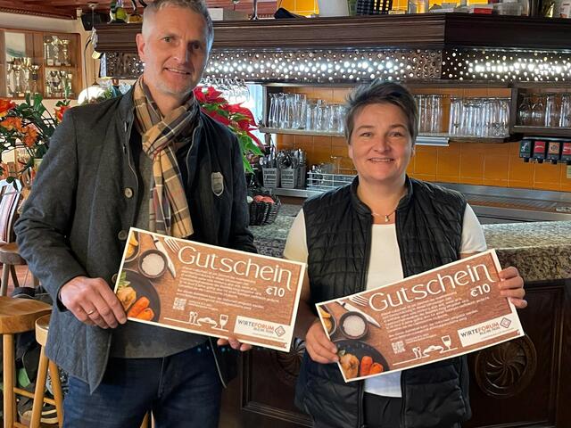 Christian Geirhofer und Sonja Haunschmid-Fuchs mit den Gastro-Gutscheinen.