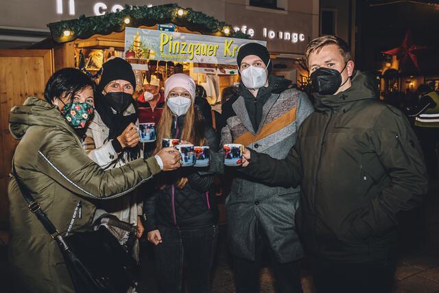 Maria, Susi, Anja, Dominik und Alexander aus Mittersill genossen die ausgelassene Stimmung am Adventmarkt.