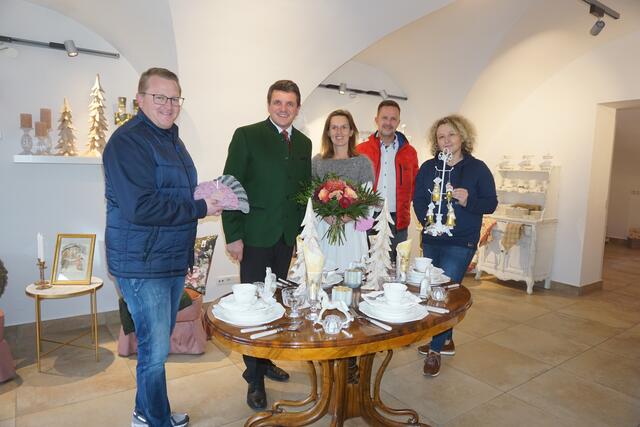 Edith Fuchsbichler (M.) begrüßte auch GR Thomas Garber, Bgm. Franz Jost, Paul Achatz und Barbara Wagner (v.l.). | Foto: WW