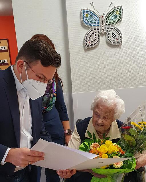 Jubilarin Christine Krall erhält Glückwünsche von Bezirksvorsteher Wilfried Zankl (SPÖ).