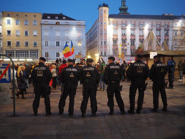 Etwa 1.000 Personen versammelten sich nach Abschluss der angemeldeten Demonstration zu einer Spontankundgebung und zogen mehrfach über die Landstraße und über den Hauptplatz bis zum Neuen Rathaus. | Foto: BRS