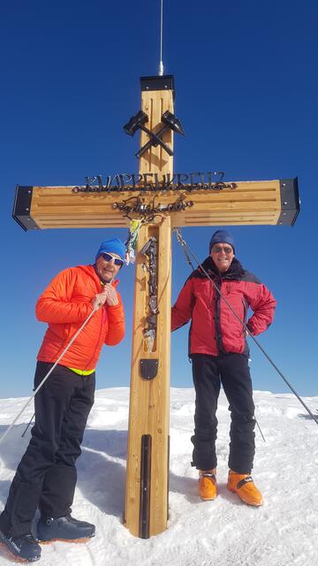 Robert Glantschnig und Hans Kreuzer am neuen Gipfelkreuz.