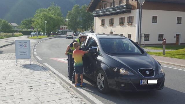 Gemeinsam.sicher: Beim Aktionstag „Für mich gestoppt“ vor der Volksschule in Maishofen erinnerten Schüler gemeinsam mit der Polizei daran, vorsichtiger zu fahren.