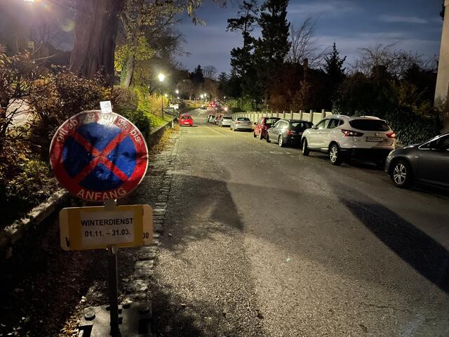 Links in dieser Einbahn haben bislang Bewohner der nahen Grünen Zone geparkt, um sich ein Parkpickerl zu ersparen. Das ist jetzt bis Ende März wegen Winterdienst nicht mehr möglich.