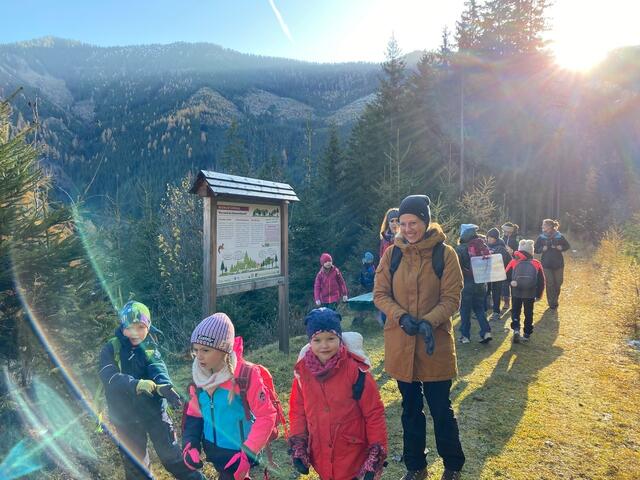 Schüler und Lehrer genossen den abwechslungsreichen Tag im Sattental. | Foto: KLAR! Ennstal/Natalie Prüggler