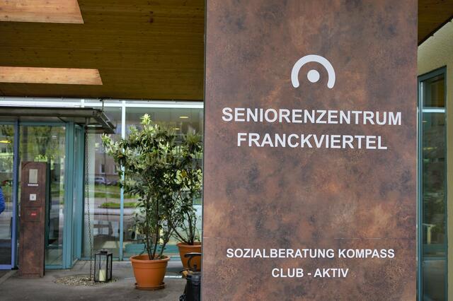 Aktuell sind 37 Personen im Seniorenzentrum Franckviertel positiv auf das Corona-Virus getestet. Zwei Bewohner:innen sind bereits im Krankenhaus verstorben, zwei weitere hospitalisiert.
