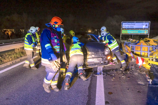Einsatz für die Kremser Feuerwehrleute nach einem Unfall auf der S5.
