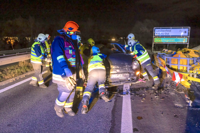 Einsatz für die Kremser Feuerwehrleute nach einem Unfall auf der S5. | Foto: Manfred Wimmer