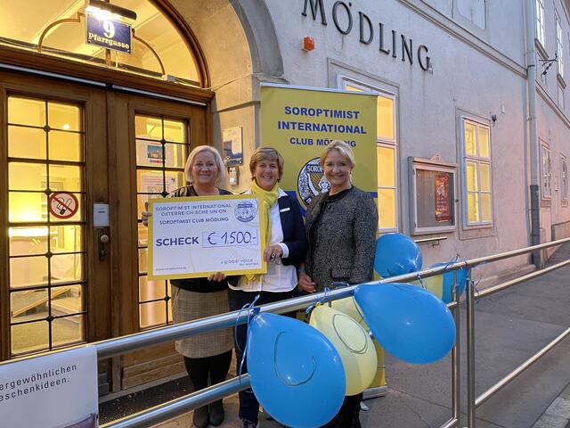 Gaby Steiner nimmt den Spendenscheck von Lilli Frömmer-Scherabon, Soroptimist Club Mödling, im Beisein von Sozialstadträtin Roswitha Zieger entgegen