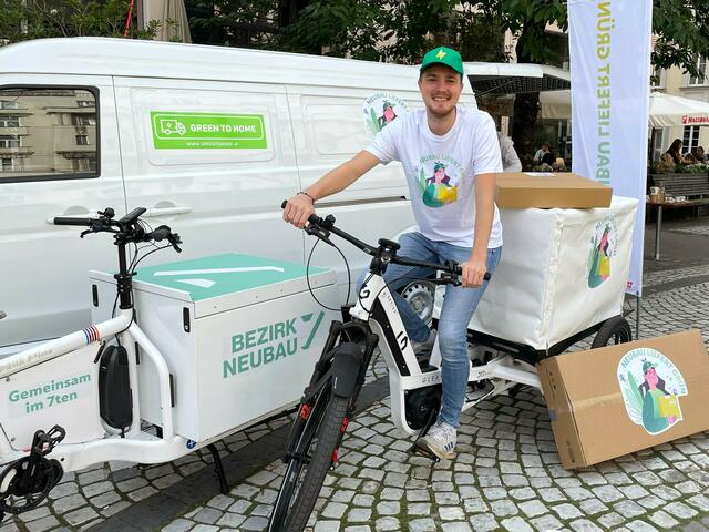Einer der 17 Boten, die bei der Aktion "Neubau liefert grün" mit dabei sind.