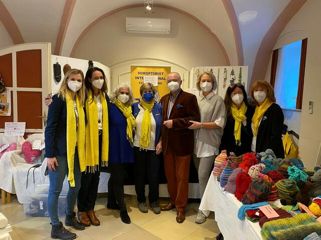 Bürgermeister Abg.z.NR Hans Stefan Hintner und Doris Handler, Raiffeisen Regionalbank Mödling, besuchen die Benefizveranstaltung | Foto: Soroptimist Club Mödling