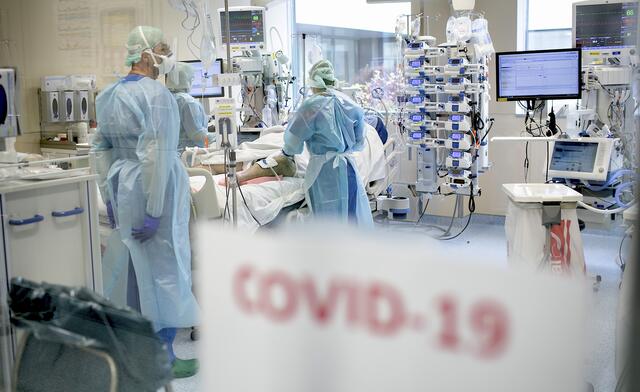 Die steigende Zahl der Covid-19-Erkrankten, die auf der Intensivstation landen, stellt die Spitäler vor große Herausforderungen.