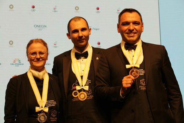 Nina Jensen, Zweitplatzierte, Dänemark, Salvatore Castano, Italien, Gewinner der europäisch-afrikanischen Sommeliermeisterschaft 2021 sowie Suvad Zlatic, Österreich (v.l.).