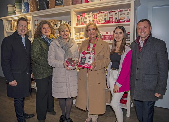 LAbg. Bernhard Heinreichsberger, Bgm. Beate Jilch, Nicole Langer mit Landeshauptfrau Johanna Mikl-Leitner und Langers Tochter Lisa sowie Nationalrat Johann Höfinger