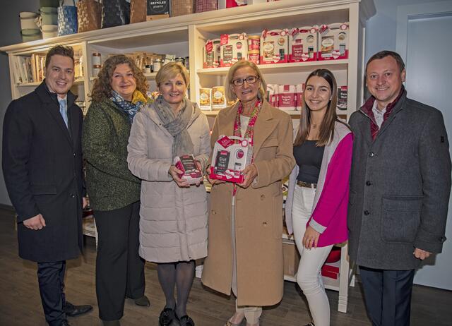 LAbg. Bernhard Heinreichsberger, Bgm. Beate Jilch, Nicole Langer mit Landeshauptfrau Johanna Mikl-Leitner und Langers Tochter Lisa sowie Nationalrat Johann Höfinger
 | Foto: Marschik