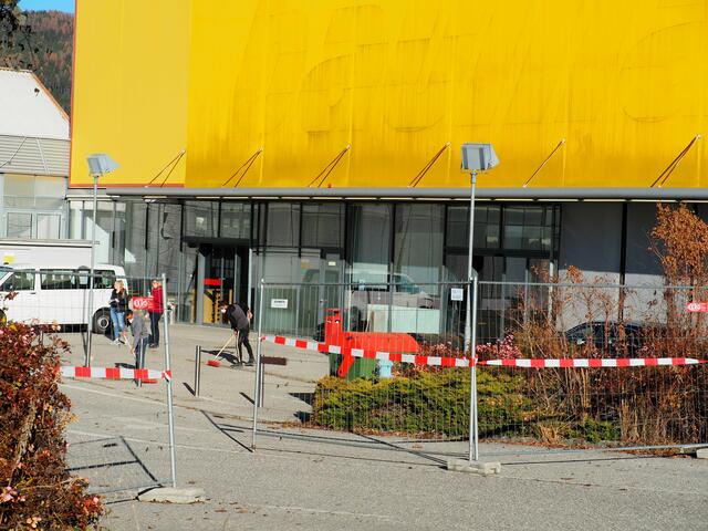 Asylwerber bei Reinigungsarbeiten am Freigelände der Baumax-Halle in Leoben.