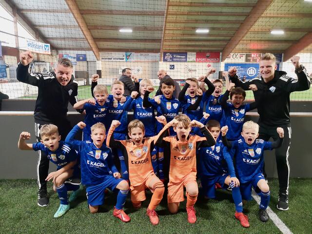 Die Juniors Hartberg U9 jubelte mit ihren Trainern Christian Herbst und Thomas Unger über den Turniersieg am Sonntag. | Foto: KK