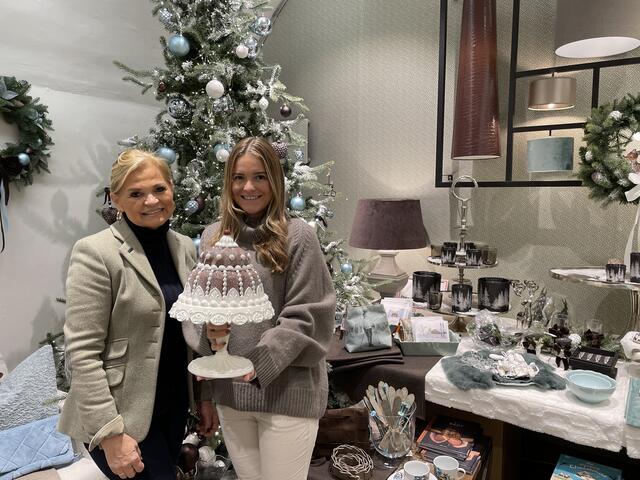 Claudia Wonnebauer-Renzl und ihre Tochter Olivia sorgen für weihnachtliche Stimmung in Sachen Dekoration.