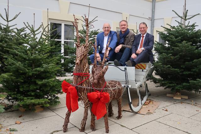 Bei der Weihnachtssitzung am 9. Dezember werden Stadtrat Thomas Schneider (r.) und Vizebürgermeister Gerhard Sevcik (l.) nicht mehr an der Seite des Bürgermeisters sitzen. Beide treten nach ihren 60. Geburtstagen zurück. | Foto: Liste Flammer