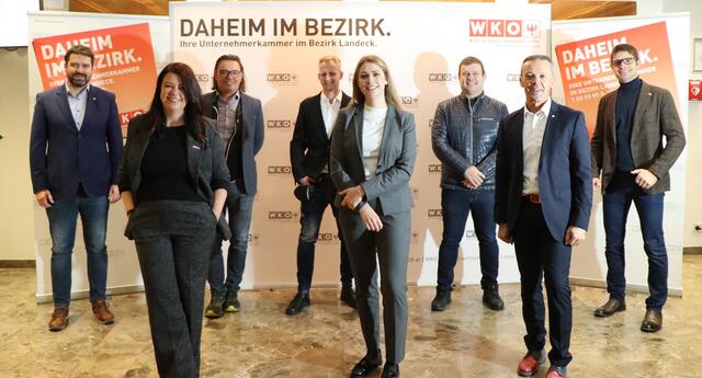 Präsentation der neuen Talkesselmanagerin: Vizebgm. Peter Vöhl, TVB-GF Simone Zangerl, TVB-Obmann Konrad Geiger, LG-Obmann Mathias Weinseisen, Andrea Steiner, Vizebgm. Thomas Hittler, WK-Bezirksstellenleiter Otmar Ladner und WK-Bezirksobmann Michael Gitterle (v.l.).