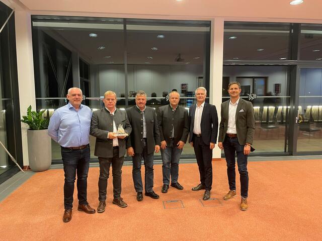 Tourismuspreis Übergabe: Hannes Riedlsperger (Obmann TVB Saalfelden), Hannes Wörgötter, Hans und Bartl Heugenhauser (Wirtschaftshof/Betreuung Wanderwege), (Wirtschaftshof/Betreuung Wanderwege), Georg Hörl (Direktor Raiffeisenbank Saalfelden), Marco Pointner (GF Saalfelden Leogang Touristik) | Foto: Saalfelden Leogang Touristik